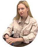 Девушка в офисе держит проводной телефон возле лица